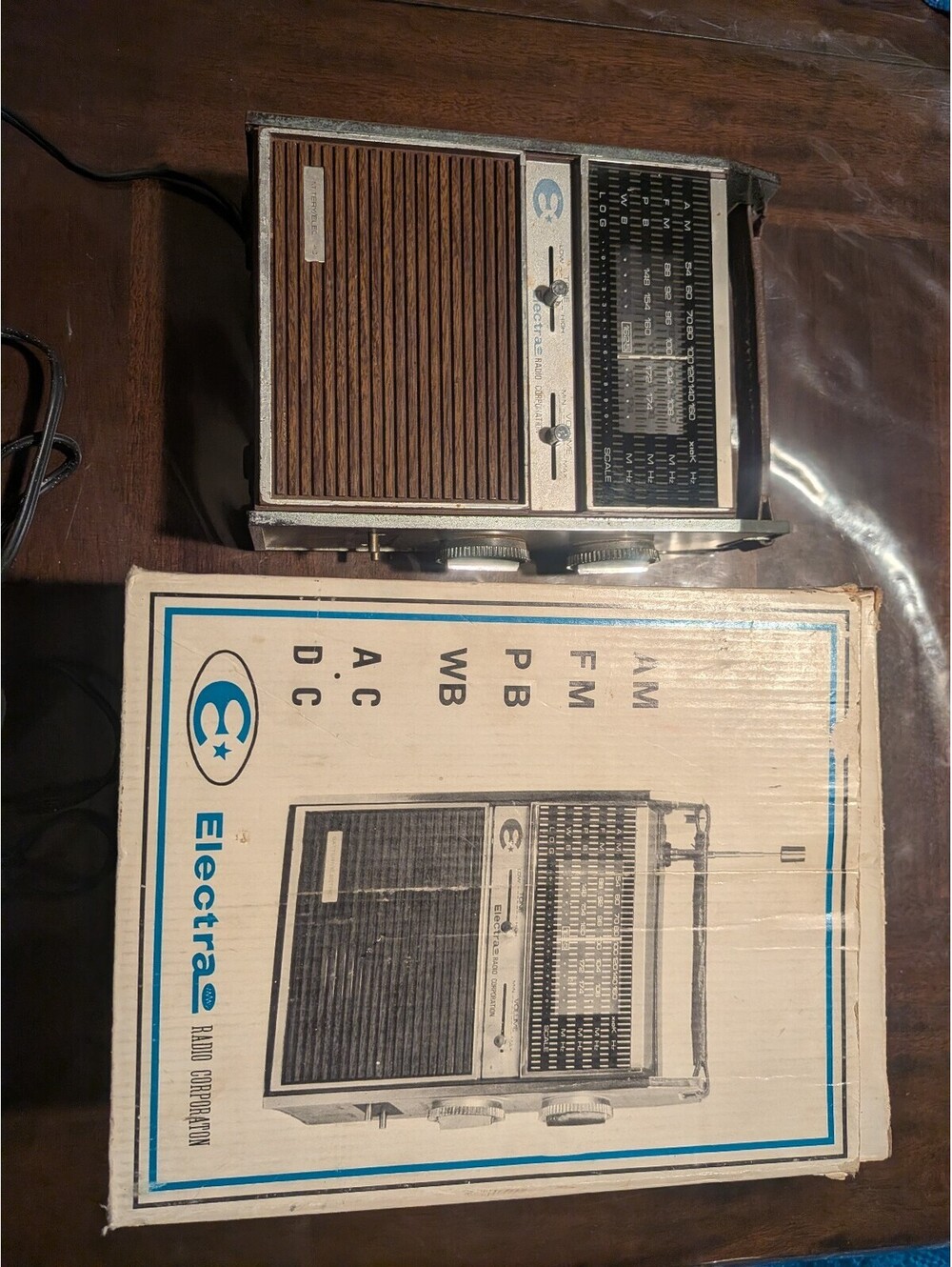 Electra Vintage AM/FM Portable Radio with Original Box